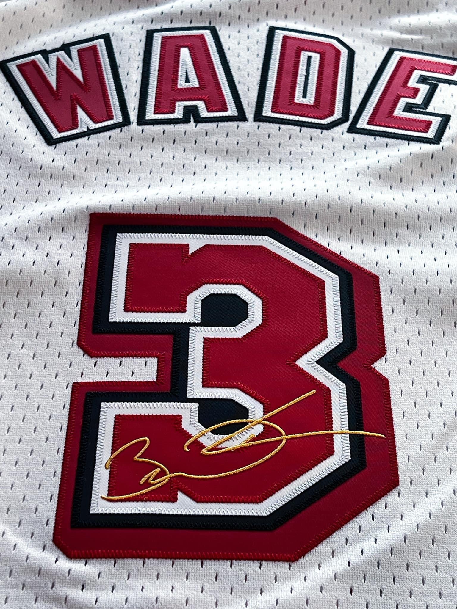 Mitchell&Ness Miami Heat 2006 Dwyane Wade Signature L3GACY Swingman Jersey White